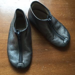 Flora and Henri by Pepe zip up ankle shoes